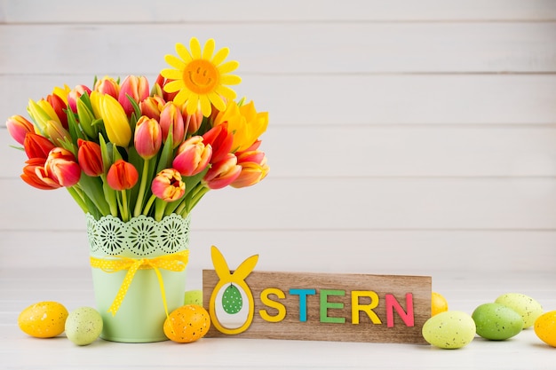 Um cartão de felicitações de primavera colorido com flores