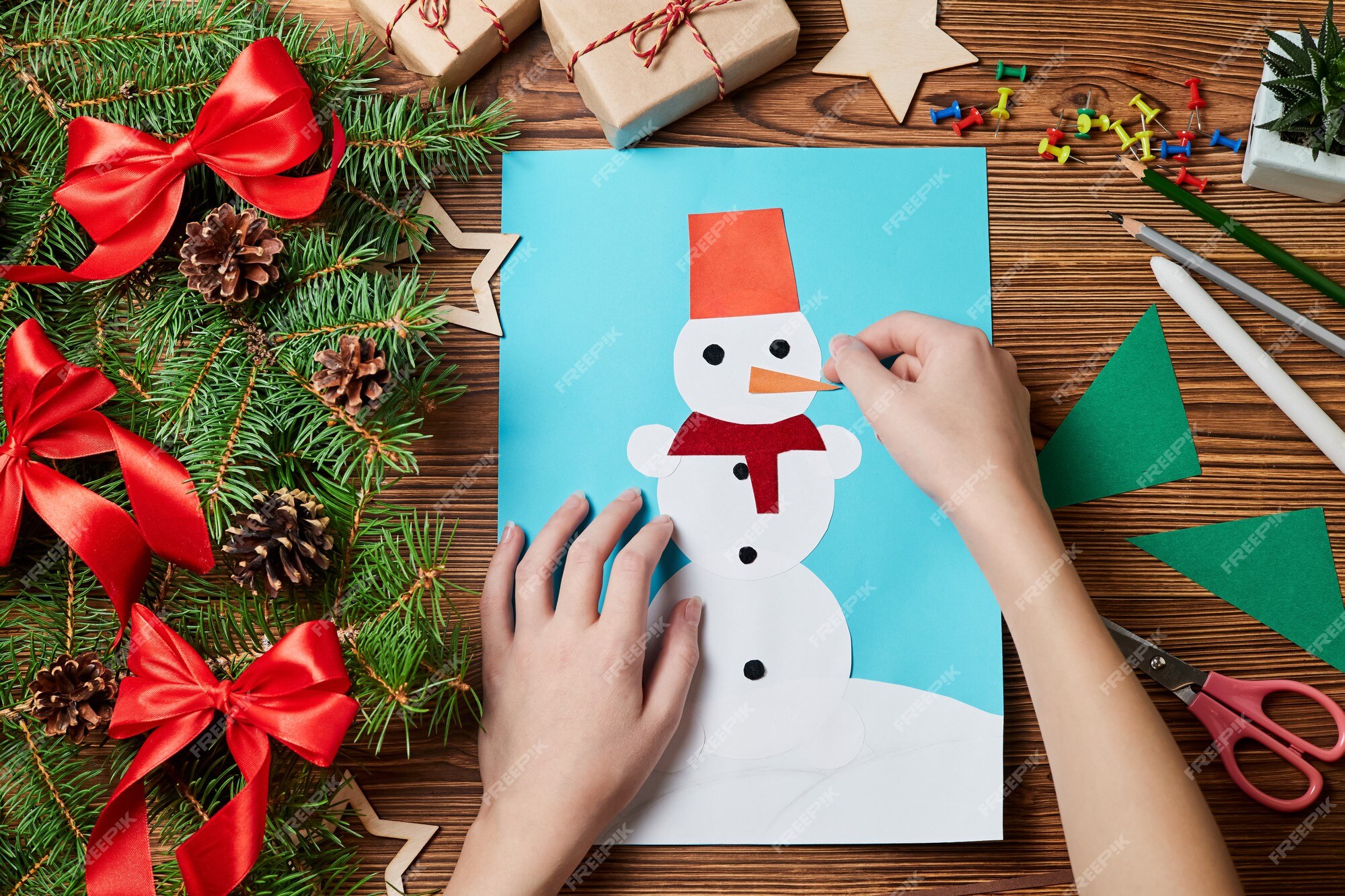 Um cartão de natal em papel colorido feito por uma criança | Foto Premium