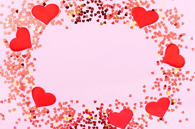 Um cartão decorado com corações vermelhos padrão, dia dos namorados. cartões de celebração em fundo rosa com espaço de cópia para o seu texto. bandeira.