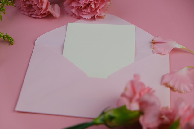Um cartão rosa com um quadrado branco que diz " Eu te amo "