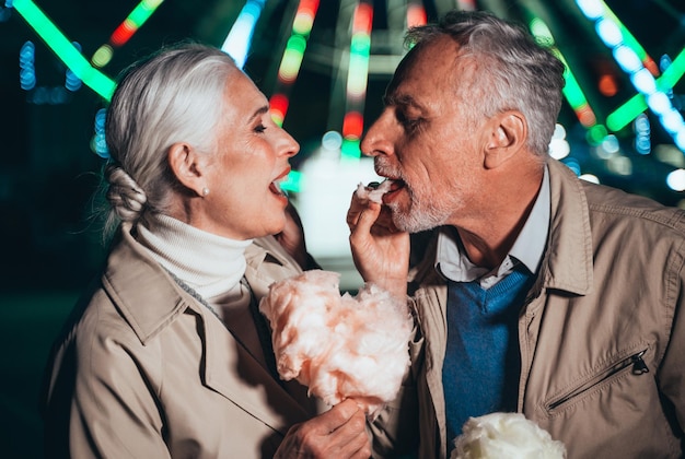 Foto um casal a beijar-se ao ar livre.