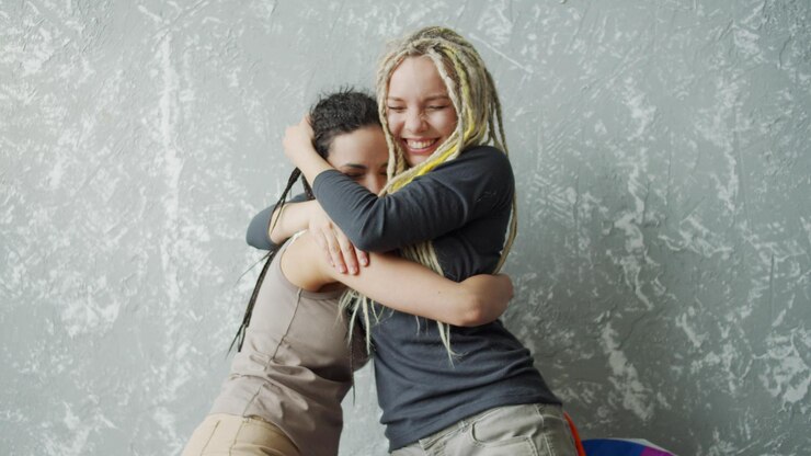 Foto um casal a beijar-se numa mulher linda.