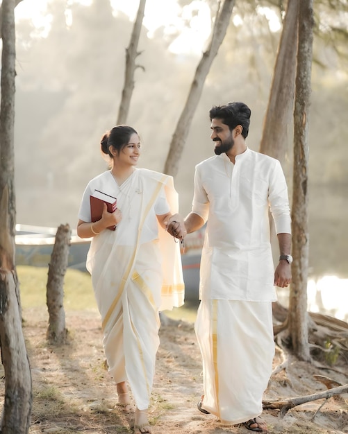 Foto um casal a caminhar na floresta com um livro no colo.