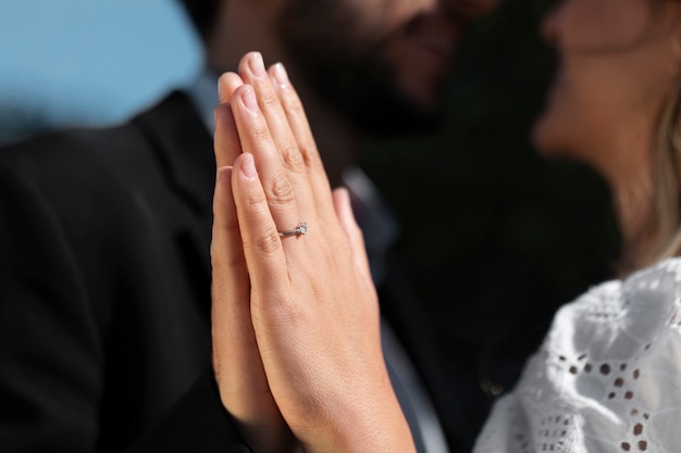 Um casal a celebrar o noivado juntos.
