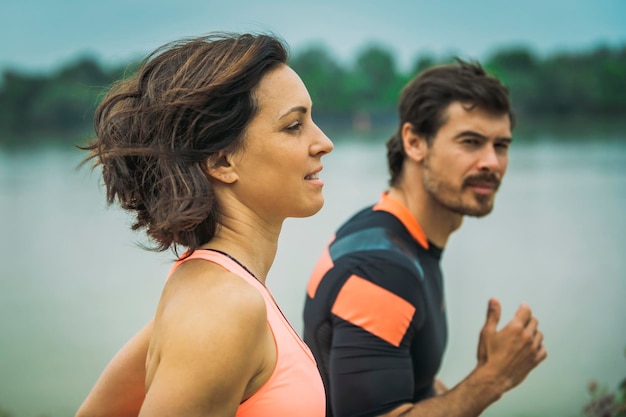 Foto um casal a correr juntos.