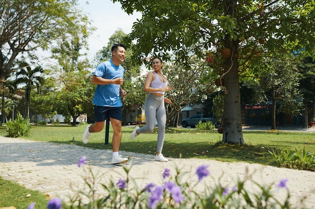 Um casal a correr no parque.