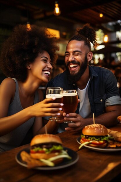 Foto um casal a divertir-se a comer hambúrgueres e a beber cerveja.