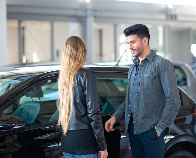 Um casal a escolher o seu novo carro