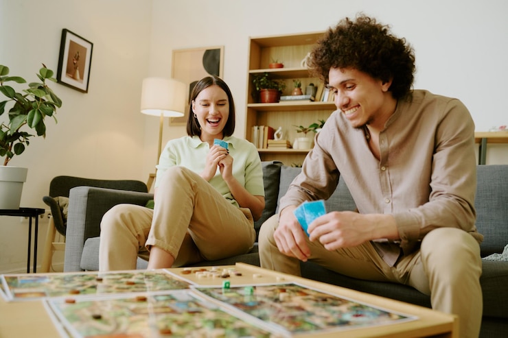 Foto um casal a gostar de jogar um jogo de mesa.