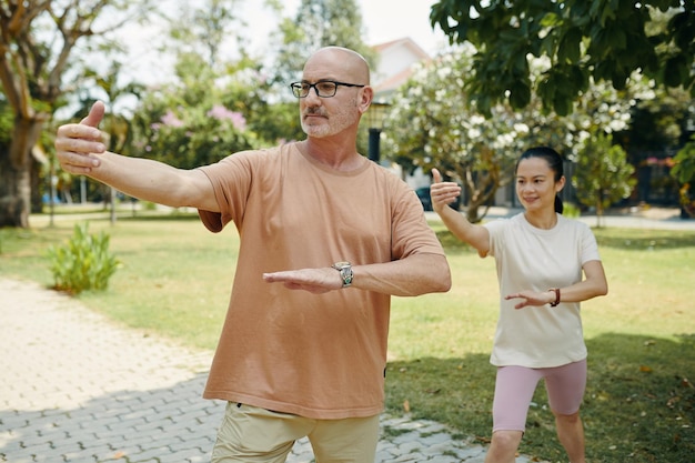 Um casal a praticar tai chi.