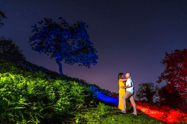 Um casal abraçado à noite do Monte Erlaitz na cidade de Irun Guipuzcoa