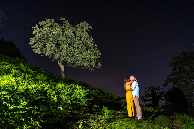 Um casal abraçado à noite do Monte Erlaitz na cidade de Irun Guipuzcoa