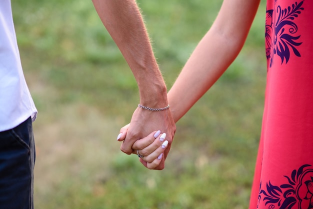 Um casal amoroso abraça e caminha no parque.
