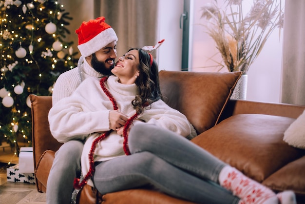 Foto um casal apaixonado celebra o natal