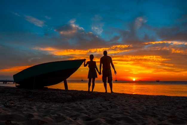 Um casal apaixonado em Roatan Sunset em West End. Honduras