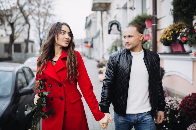 Um casal apaixonado em um encontro romântico no dia de outono