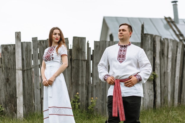 Um casal apaixonado em vestidos tradicionais russos