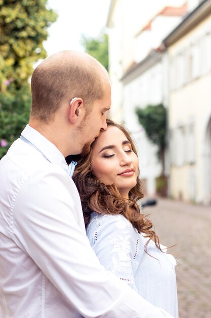 Um casal apaixonado está andando pela cidade. casal feliz. casamento. amor.