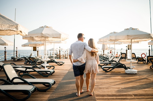 Um casal apaixonado está descansando à beira-mar na Turquia. Homem e mulher no cais. Passeio marítimo. Lua de mel. Casal em viagem de lua de mel. Um lindo casal viaja pelo mundo. Casal feliz de férias.