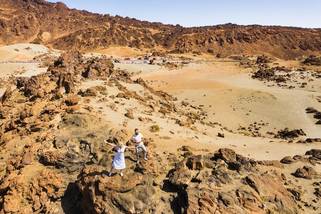 Um casal apaixonado fica na cratera da paisagem do deserto do vulcão Teide no Parque Nacional de Tenerife Teide Tenerife Espanha