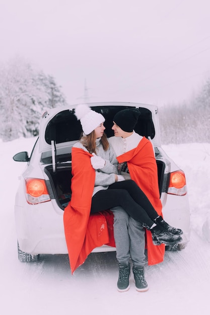 Foto um casal apaixonado no porta-malas de um estilo de vida de carro um artigo sobre casais apaixonados um artigo sobre o dia dos namorados de inverno