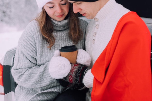 Um casal apaixonado no porta-malas de um estilo de vida de carro Um artigo sobre casais apaixonados Um artigo sobre o dia dos namorados de inverno