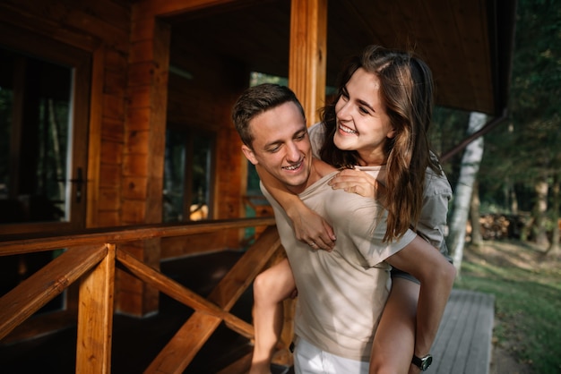 Um casal apaixonado pela natureza. O homem segura a garota nas costas.