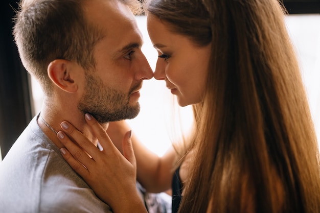 Foto um casal apaixonado se olhando