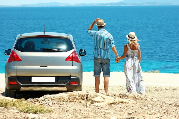 Um casal apaixonado veio de carro até o mar