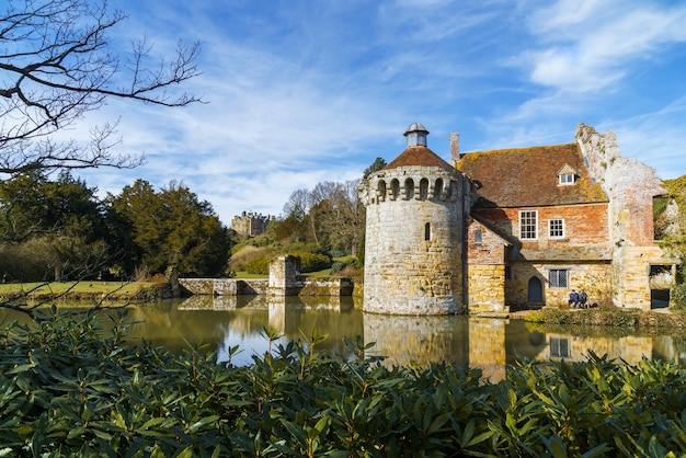 Um casal aproveitando o sol da tarde no Scotney Castle