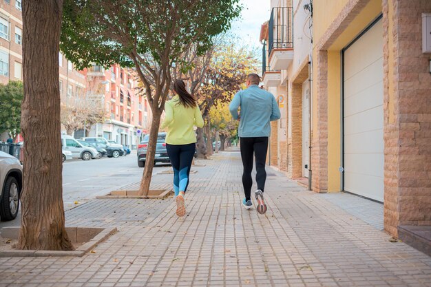 Um casal correndo pela rua