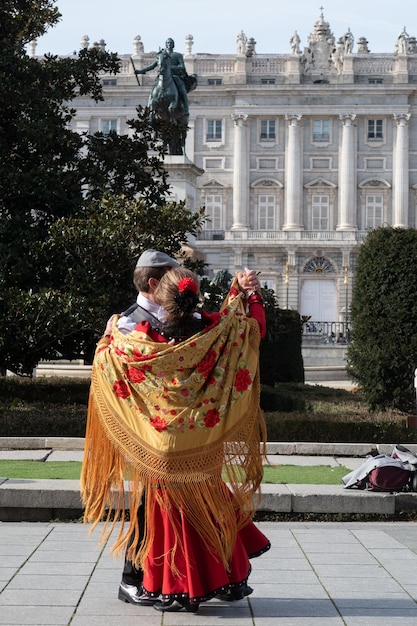 Um casal dança chotis na Plaza de Oriente em Madrid