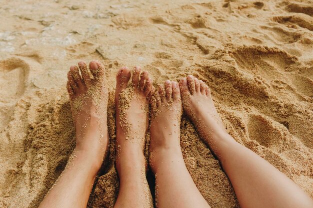 Um casal de 39 pés na areia branca da praia