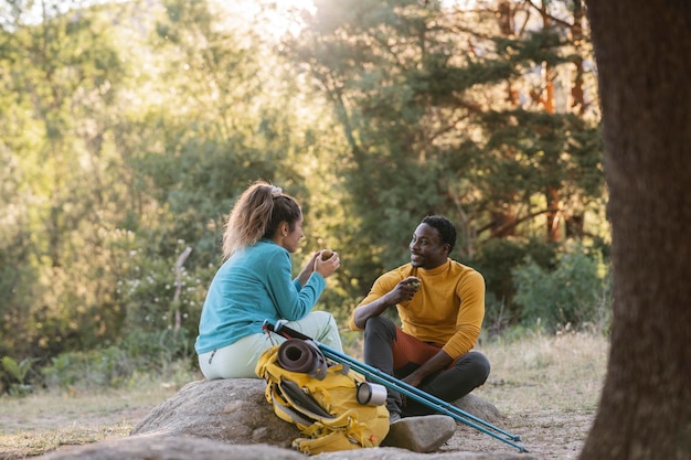 Um casal de alpinistas a descansar e a comer na montanha. Que prazer.