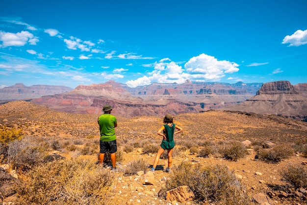 Um casal de camisa verde descansando na trilha South Kaibab Trailhead. Grand Canyon