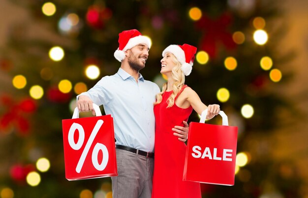 Um casal de chapéus de Papai Noel a fazer compras no Natal.