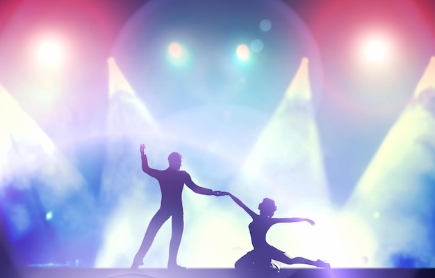 Um casal de dançarinos em elegante pose de dança apaixonada nas luzes do clube
