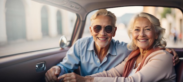 Foto um casal de dois seniores felizes a divertir-se e a desfrutar de uma viagem de férias.