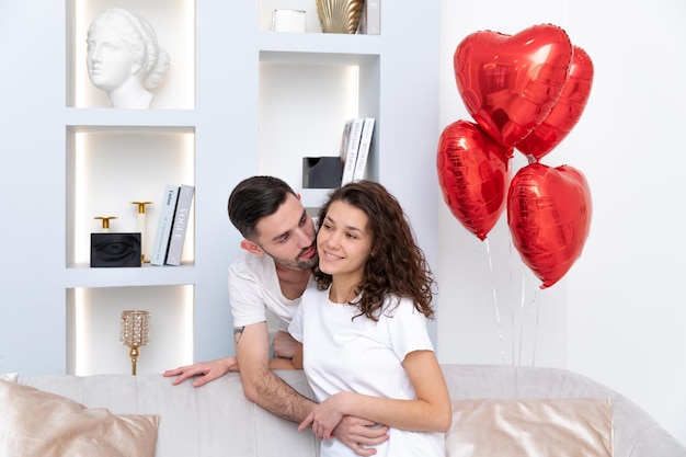 Um casal de homem e mulher celebra o amor e romance do dia dos namorados