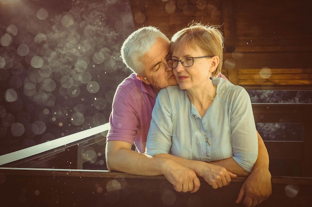 Um casal de idosos a namorar.