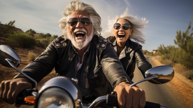 Um casal de idosos andando de moto