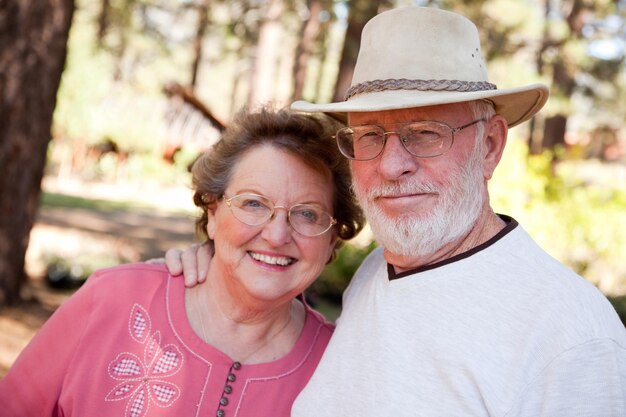 Um casal de idosos apaixonados ao ar livre