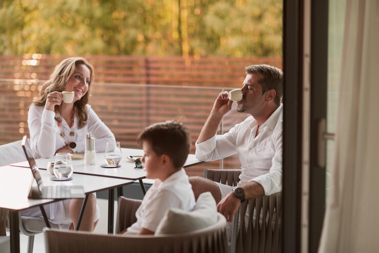 Foto um casal de idosos desfruta do terraço de uma casa de luxo com seu filho durante as férias seletivas