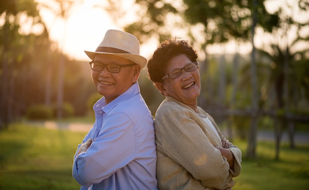 Foto um casal de idosos feliz sorrindo e rindo no jardim casamento feliz