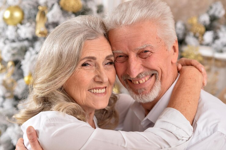Foto um casal de idosos maduros a divertir-se juntos a celebrar o ano novo.