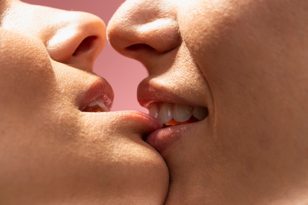 Um casal de lésbicas a beijar de perto.