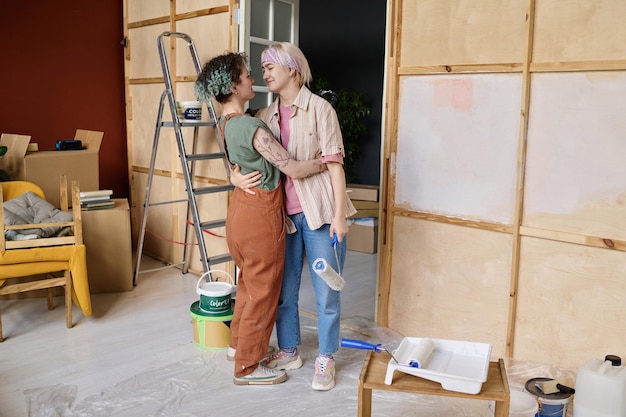 Foto um casal de lésbicas a reparar um novo apartamento.