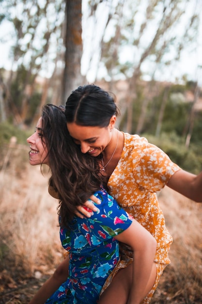 Um casal de lésbicas abraçando-se ao ar livre
