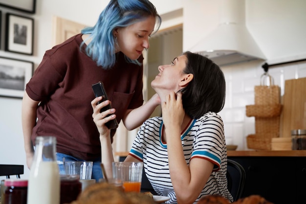 Um casal de lésbicas felizes na cozinha.