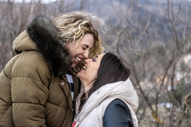 Um casal de lésbicas passando um dia de inverno juntos ao ar livre e rindo